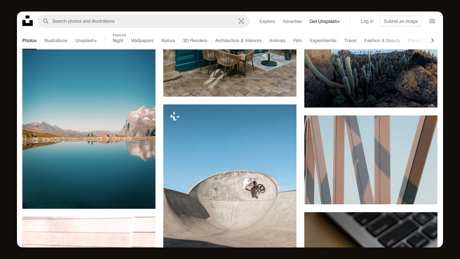 Интерфейс ресурса с фото Unsplash
