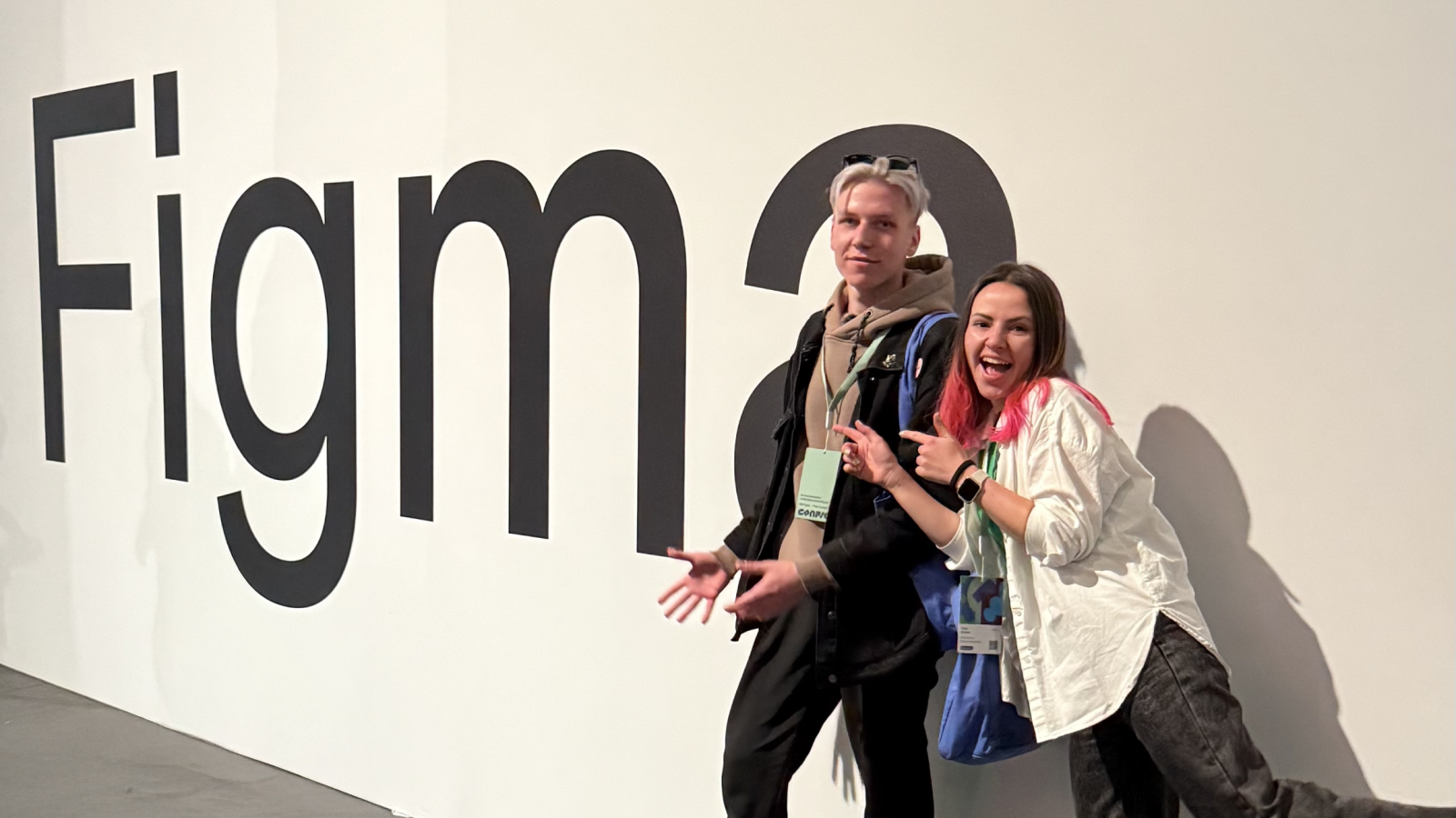 Команда Пижамной Академии на фоне логотипа Figma в Лондоне