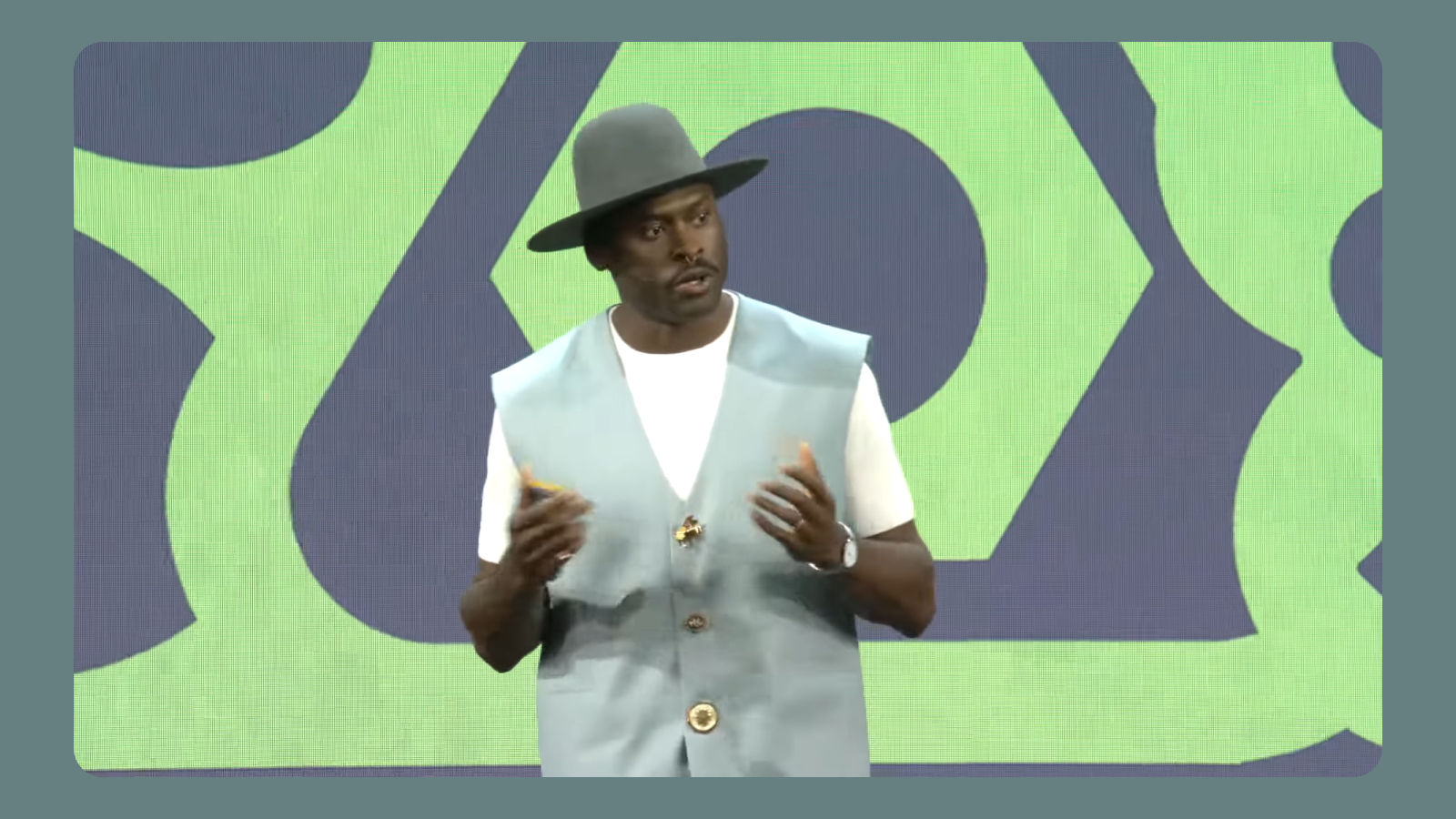 Дизайнер из Microsoft Timothy Achumba проводит лекцию о создании клавиатур